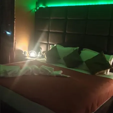 Orange Hotel *