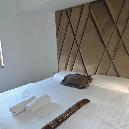 Orange Hotel *