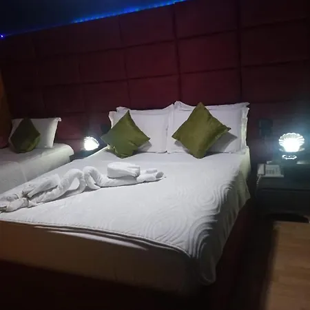 Orange Hotel *